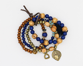Bracelet superposé avec perles bleues, en bois foncé et en bois naturel avec breloque logo Shriners Children's de couleur dorée et breloque symbole infini