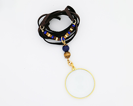 collier superposé avec chaîne en cuir, perles bleues, en bois foncé et en bois naturel et grand pendentif circulaire