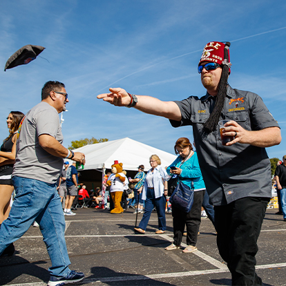 Shriner jogando porta traseira