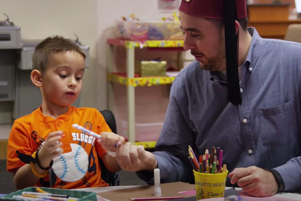 Shriner colorindo com um garotinho