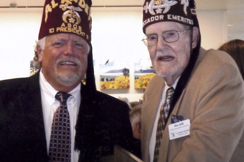 Shriner Vater und Sohn lächeln 