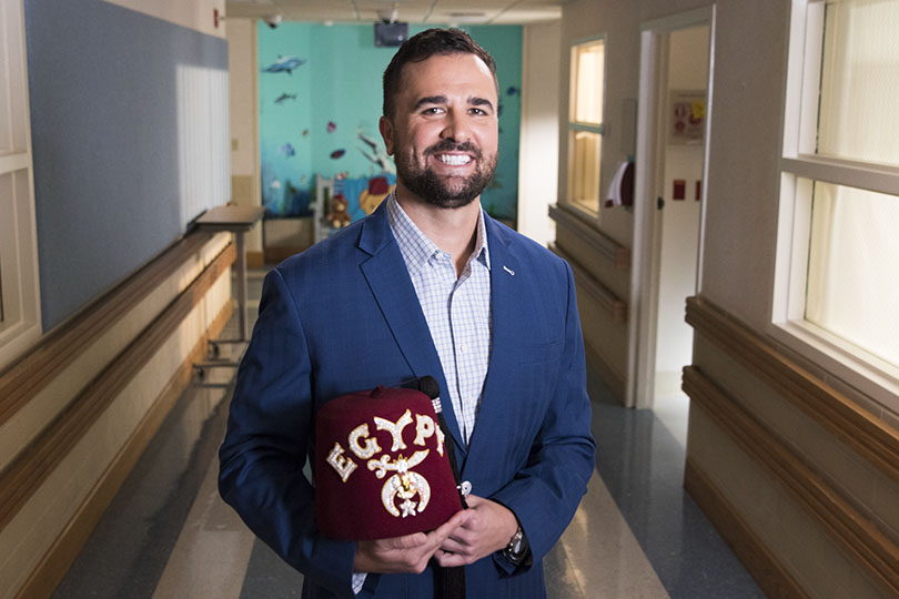 retrato de santuário em pé no corredor