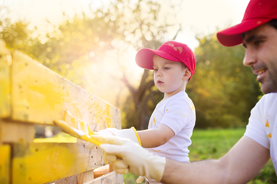hombre de buen carácter con hijo pequeño