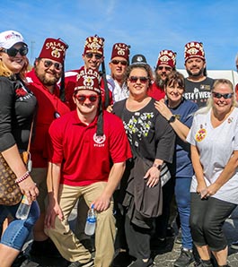 grupo de shriners na porta traseira