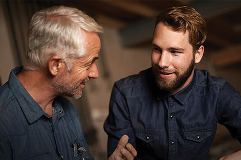 homme plus âgé mentorant un jeune homme