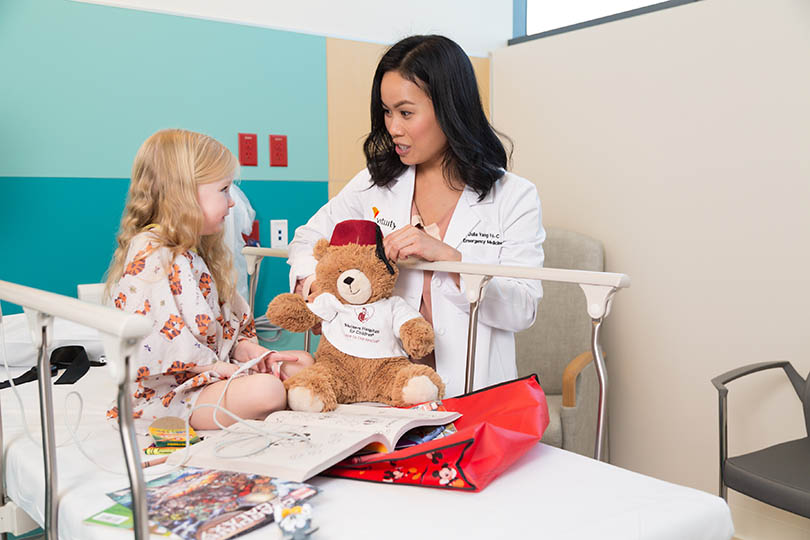 provedor médico com paciente dos shriners