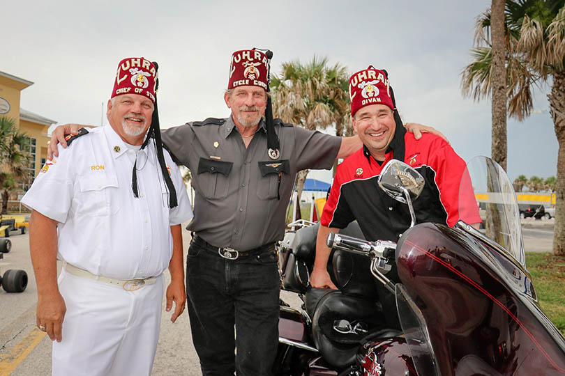 Shriners juntamente com motocicleta