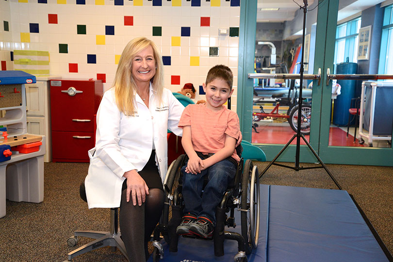 Ärztin-Pose-mit-Shriners-Patientin