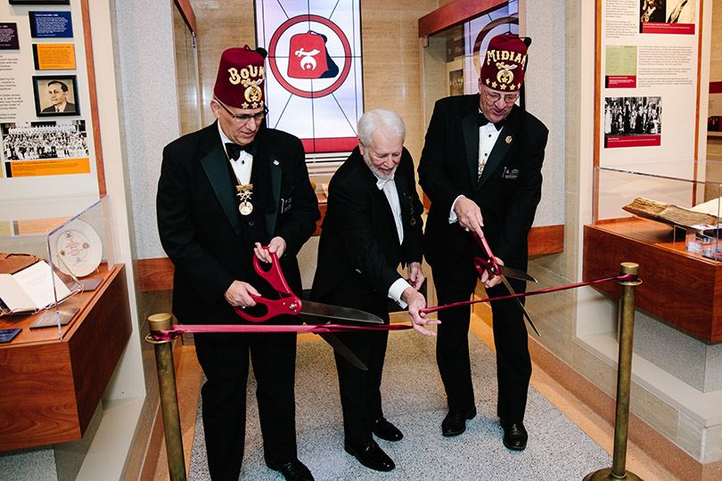 Líderes Shriner durante o corte da fita