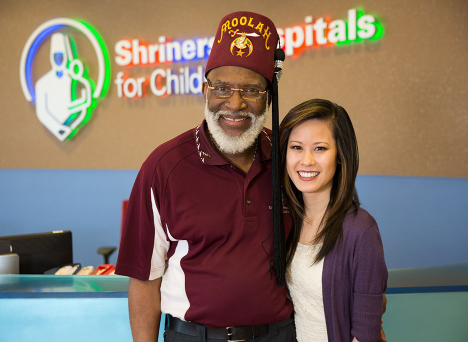 Shriner e paciente feminino