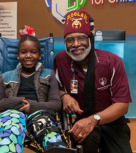 shriner-voluntariado-paciente-em-cadeira de rodas